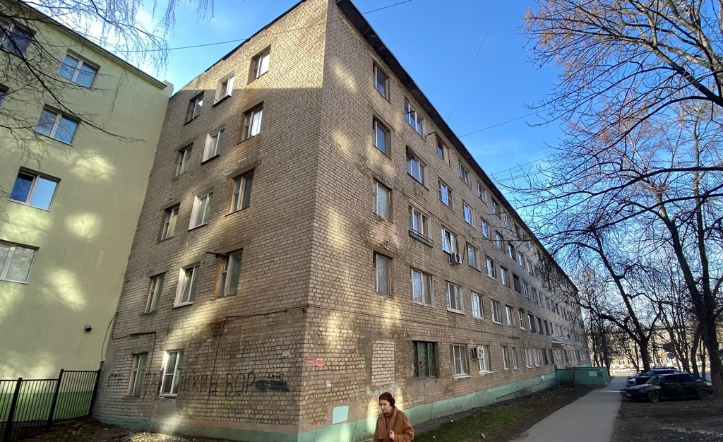 Комната в общежитии, статус отдельного жилого помещения. 
Прекрасный обжитой район города с развитой инфраструктурой.
В комнату заведены холодная и горячая вода, водоотведение (d-50), можно поставить душевую кабину. При входе просторный тамбур, что очень удобно для организации вспомогательного прост