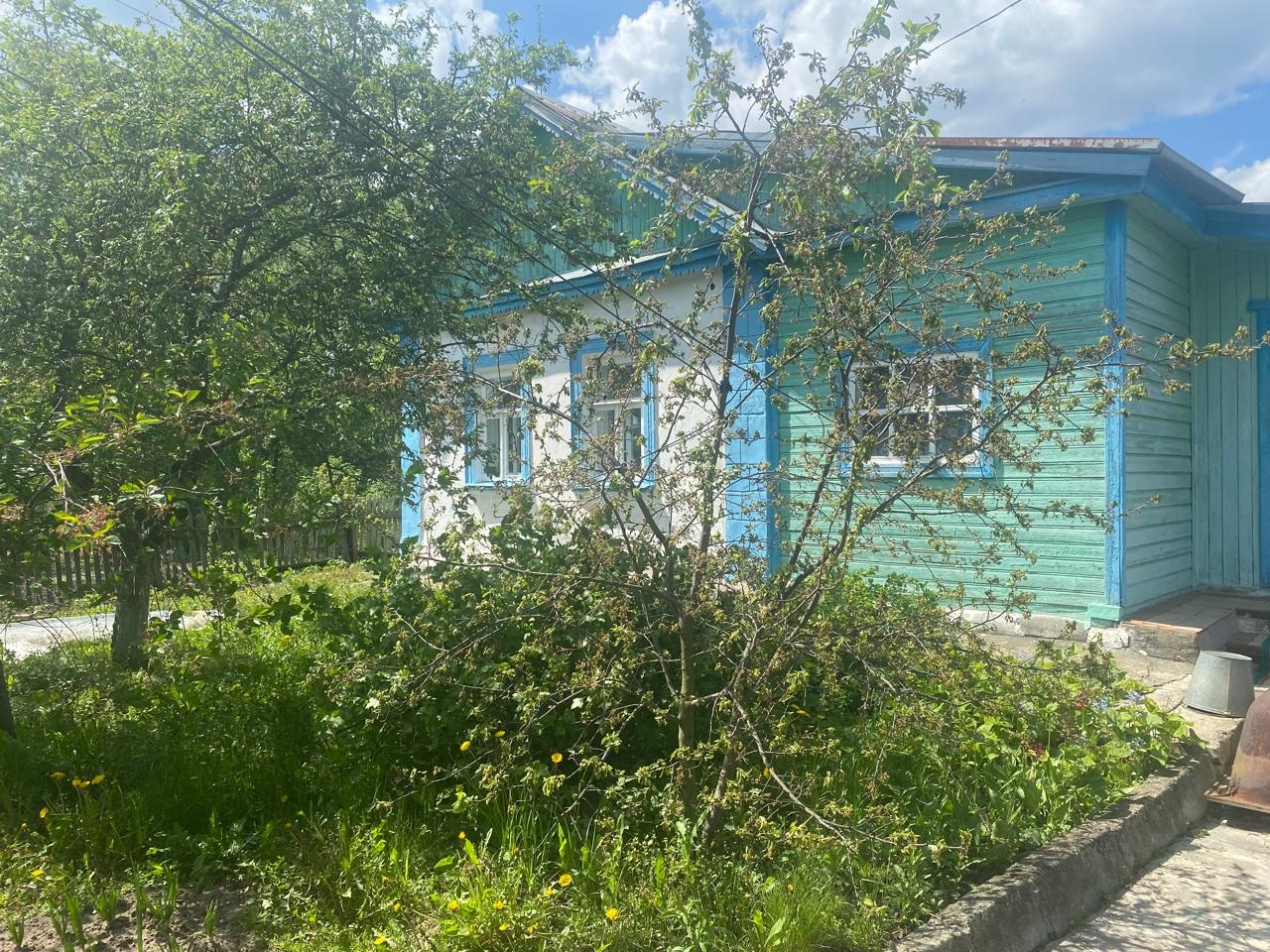 Продается жилой дом, центральное водоснабжение, газ, электричество . Индивидуальное отопление , 2 изолированных комнаты . Участок 8 соток . Гараж большой, имеется яма и погреб . Сарай .участок квадратной формы , ухоженный . 
