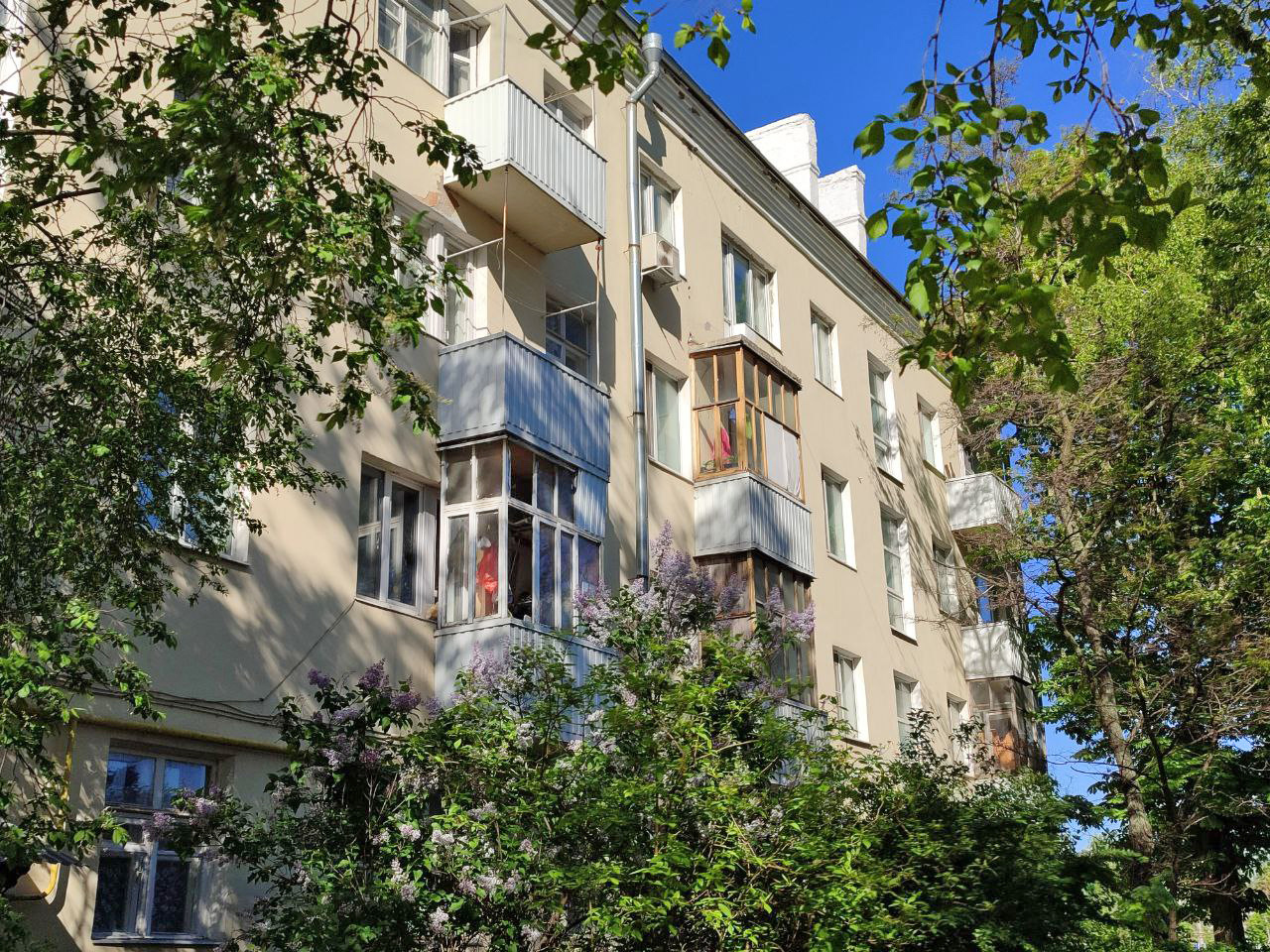 Продаётся уютная квартира в самом сердце города!

Для тех кто ценит свое время и комфорт.

Настоящий центр города — всё в шаговой доступности:  
— Рядом расположены магазины, супермаркет, торговый центр («Атрон-Сити»), аптеки и кафе.  
— Общественный транспорт ходит регулярно, остановка рядом с домо