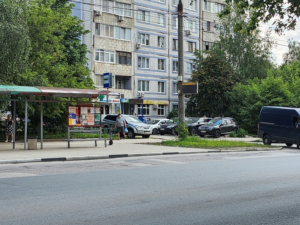 Сдается торговая площадь 10 кв.м в помещении на 1 этаже 1 линии 2-го квартала микрорайона Канищево сразу за остановкой - Интернациональная, 23. Супер проходное место от остановки в 1-ый квартал микрорайона Канищево. Ранее действовал мясной отдел, соседние арендаторы: молочная продукция Старожиловс