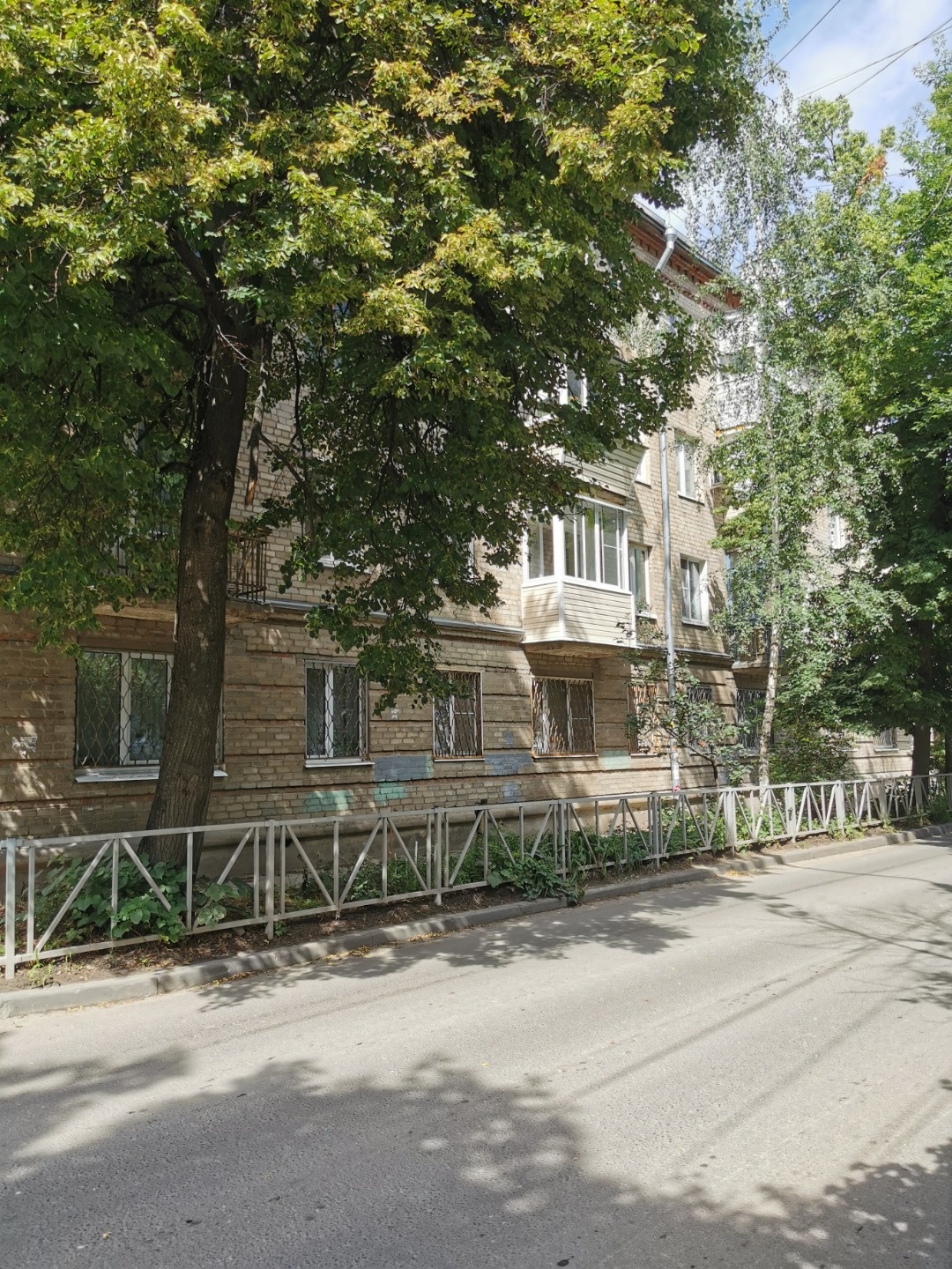 Продам квартиру в центре рядом с 14 школой .
До Театральной площади 6 минут ходьбы . Школа  на расстоянии  30 м от дома .

Дом очень теплый кирпичный . Квартира светлая. 

Потолки высокие. Отлично пойдет под сдачу в аренду.

Есть дополнительное место для хранения вещей ,
сарай с погребом  рядом с до