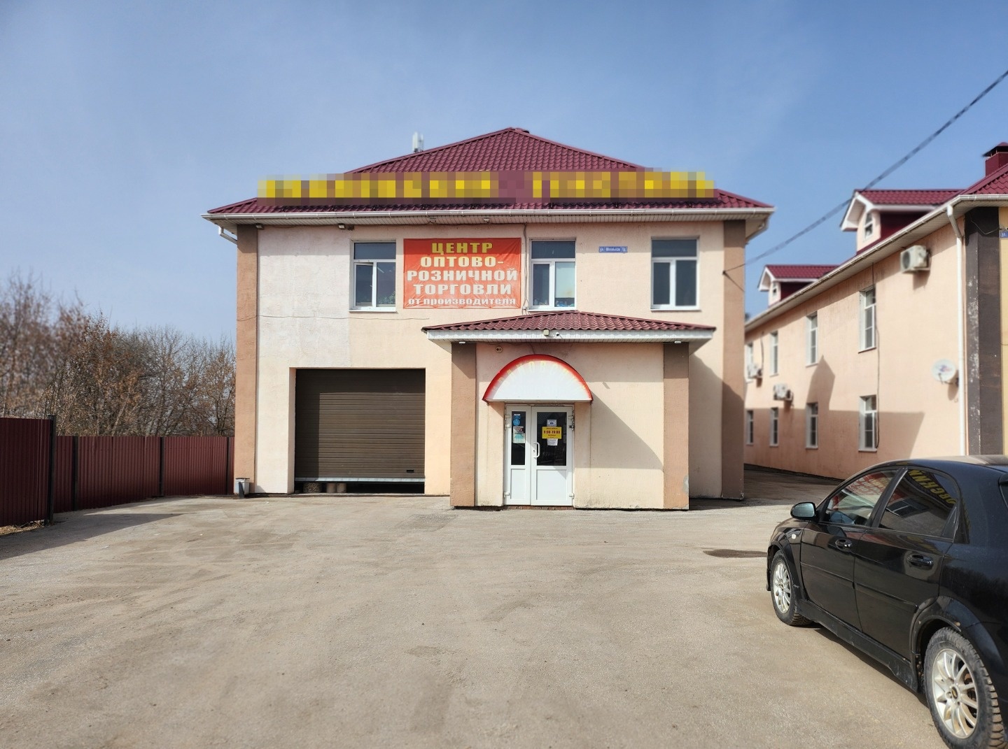 Продается отдельно стоящее здание с земельным участком площадью 10 соток в Семчино. Здание 2-х этажное, современной постройки (2013 год), в очень хорошем состоянии, обеспечено всеми коммуникациями, в том числе электроэнергией в объеме 100 кВТ, что позволяет его использование под производство. Стены 