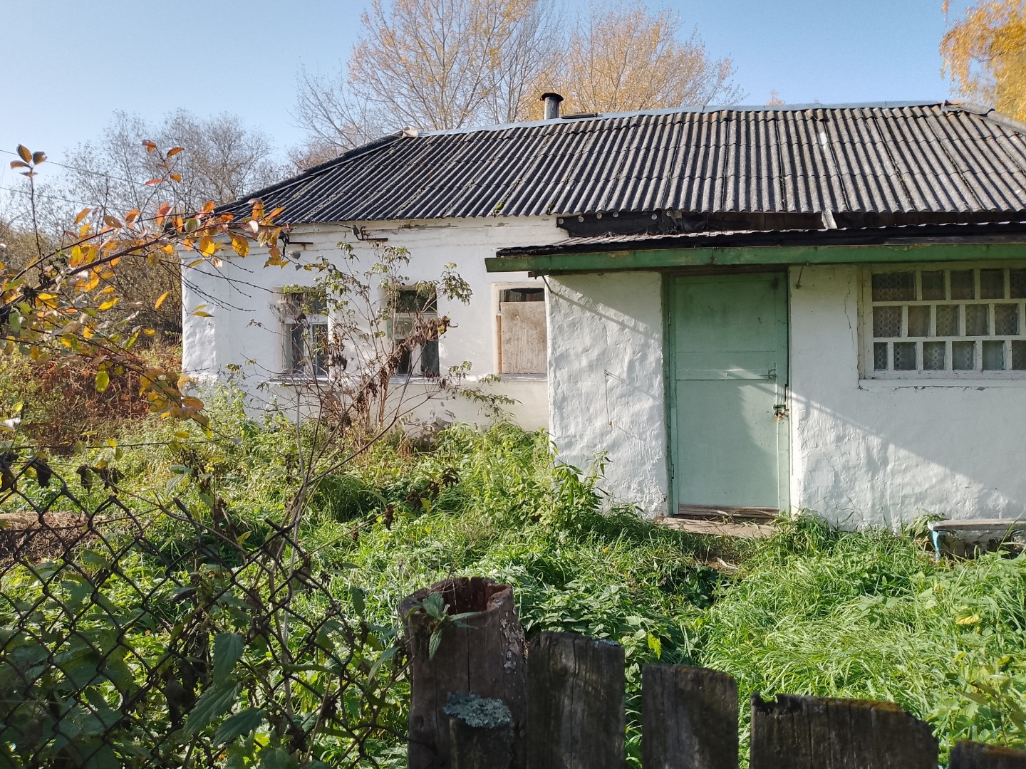 Продаётся дом в деревне Демкино на участке в 20 сот. дом кирпичный, с одной комнатой и подсобными помещениями.
Комната обшита вагонкой, отопление печное, печка Голландка в рабочем состоянии.
Пристроена летняя веранда.
Возле дома имеются хоз постройки гараж и летняя кухня.
На участке имеются яблони, 