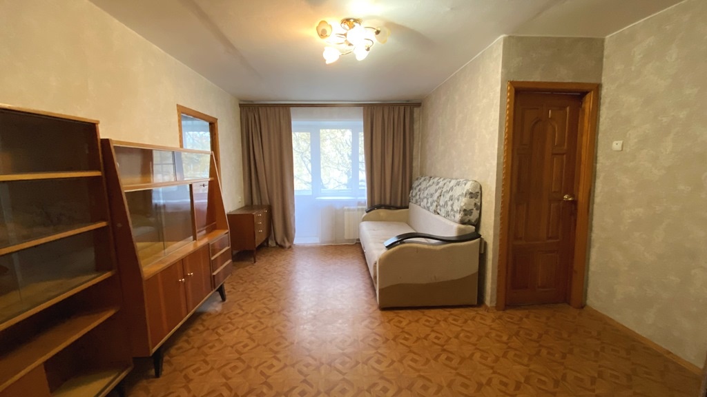 Продается уютная 2-х комнатная хрущевка в центре города. Расположение дома удачно сочетает как доступность социальной инфраструктуры -  учреждения здравоохранения, культуры (Рязанский областной театр драмы), образования (совсем рядом школа №43 и детский сад №17 - Звездочка), спорта (акваклуб Акап