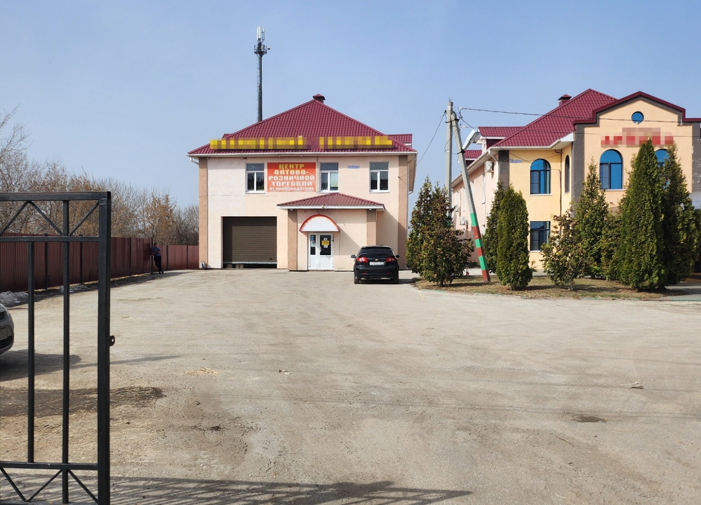 Сдается в аренду помещение свободного назначения в Семчино (круг общественного транспорта). Помещение свободной планировки находится на 1 этаже 2-х этажного отдельно стоящего здания, кроме отдельного входа имеет въездные ворота, что очень удобно для разгрузки любых видов товаров. В помещении имеются