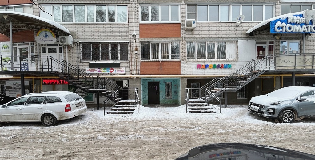 Помещение в центре города, в локации большой жилой массив и скопление торговых точек, 1 линия домов, парковка напротив помещения.