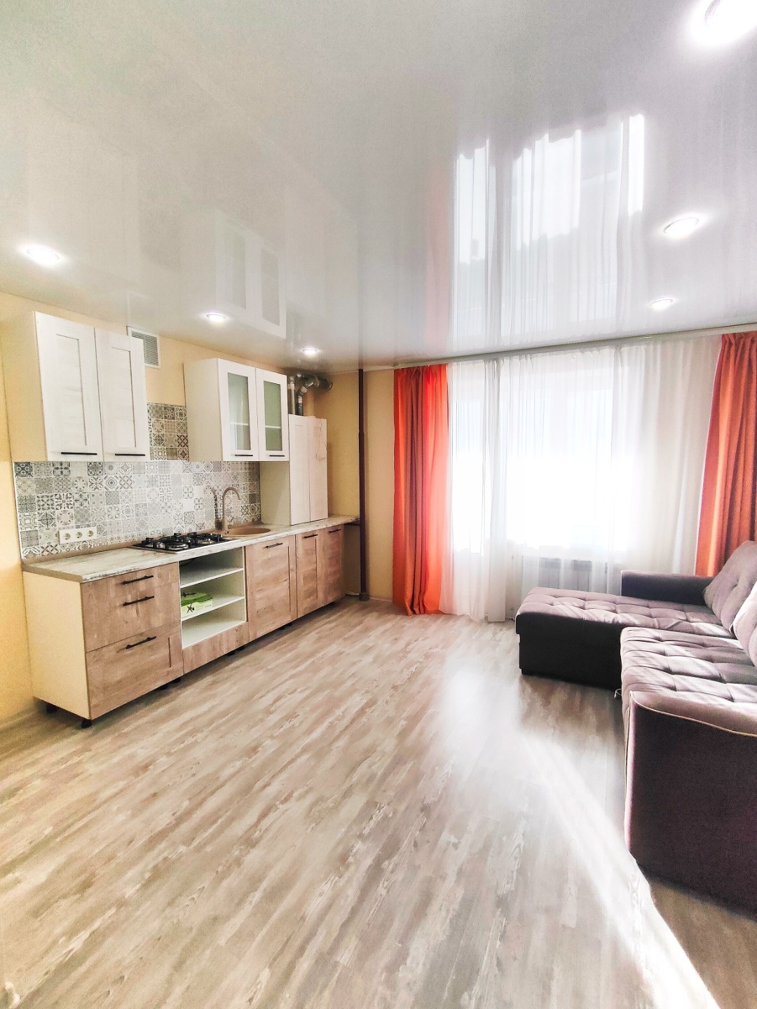 Продается отличная студия

Оптимальные технические характеристики - кирпичный дом( не путайте с монолитно кирпичным), квартира не угловая, средний этаж, вместительный современный лифт
Индивидуальное отопление, большой балкон(утеплён и проведено отопление), 
теплый пол в сан.узле, минимальные коммуна