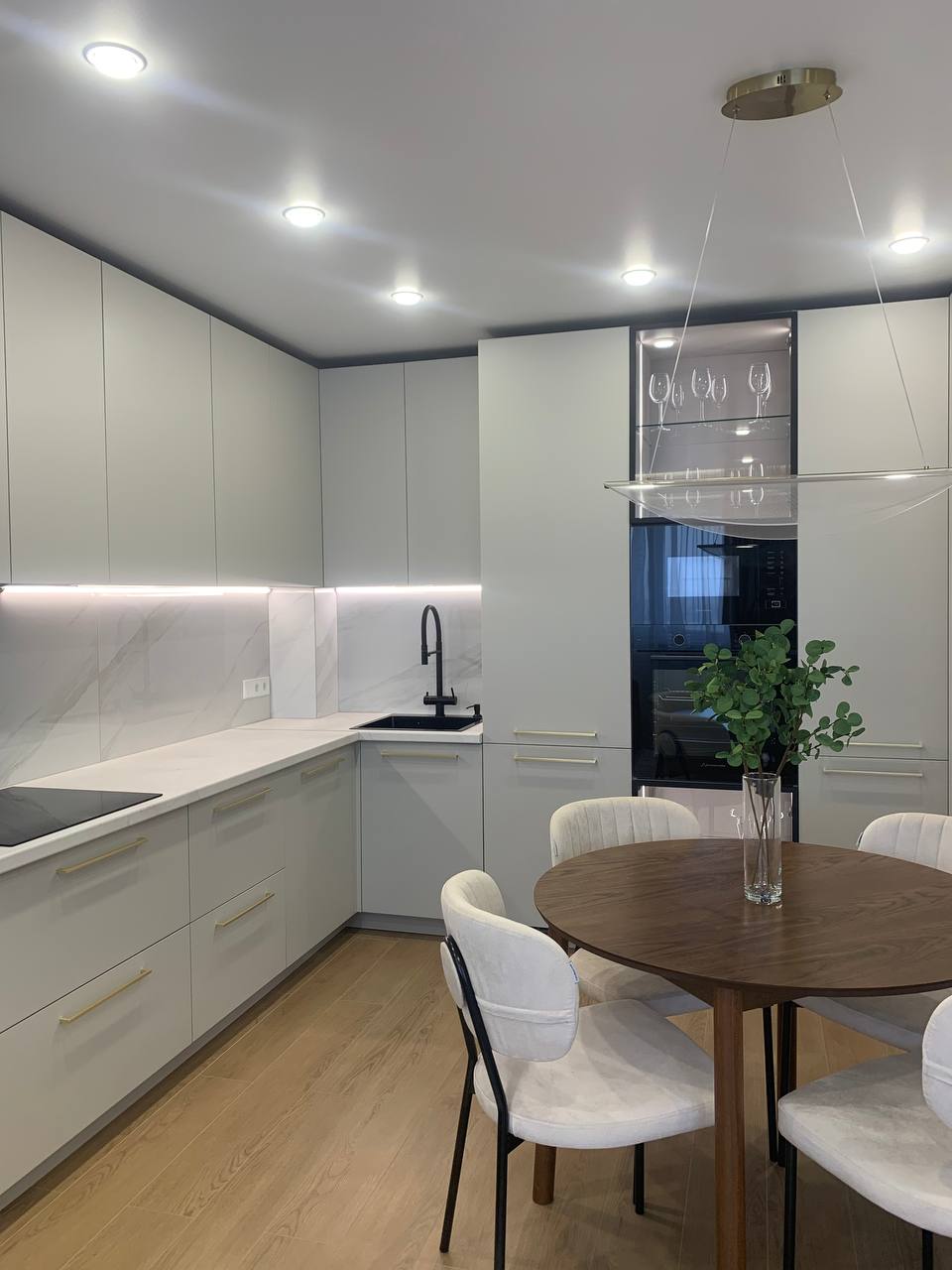 
Идеальная квартира 80 м² на 12 этаже для тех, кто ценит время и нервы: дизайнерский ремонт, мебель и техника уже на месте — никаких забот с ремонтом, просто переезжай и наслаждайся комфортом здесь и сейчас!

Квартира с очень удачной планировкой и очень качественной отделкой: большая кухня-гостиная 