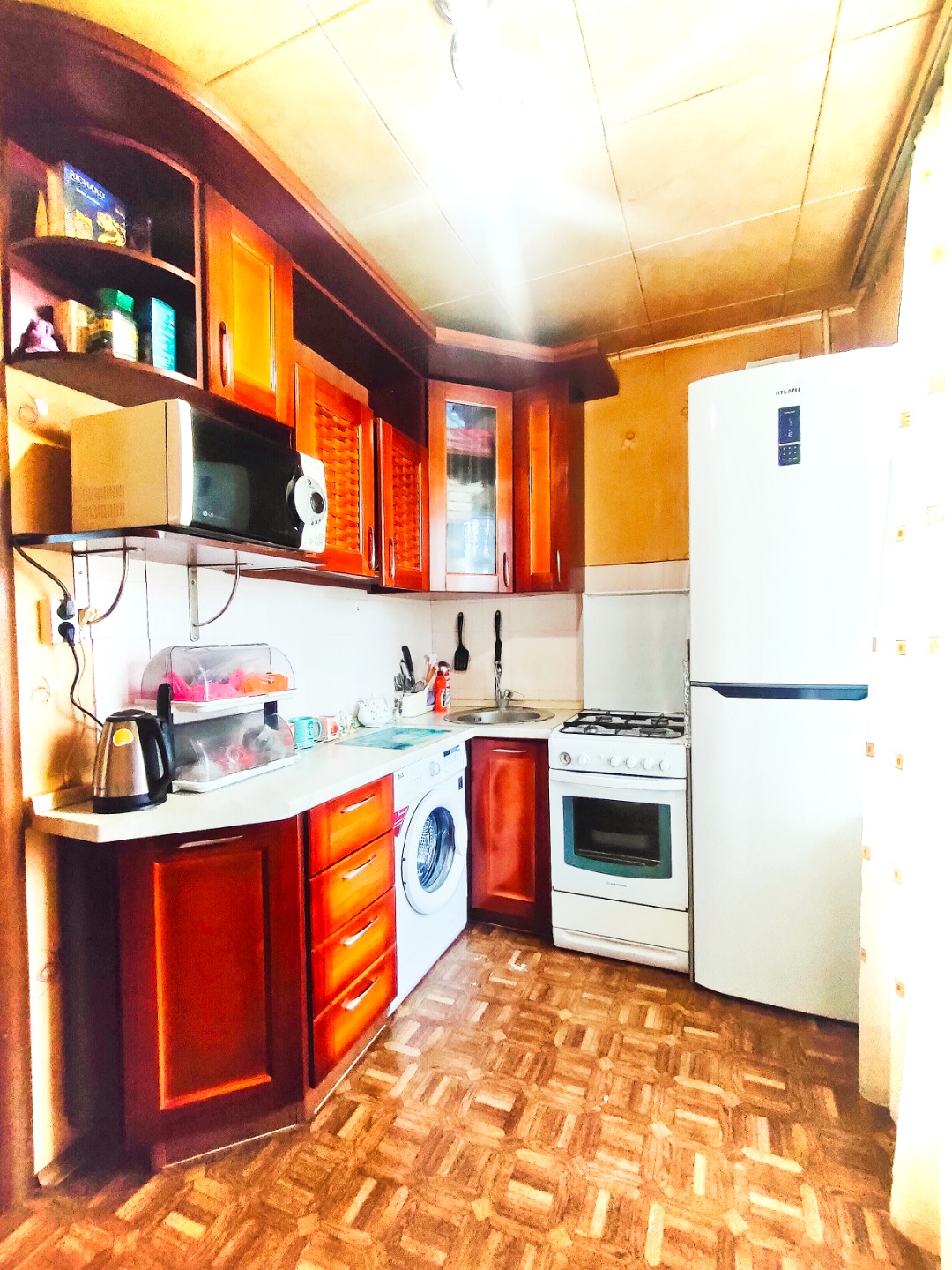 Продается квартира малосемейного типа в тихом районе города недалеко от центра

Параметры квартиры - средний этаж, не угловая, балкон, удобная кухня, раздельный сан.узел, функциональная прихожая, просторная комната 

Дом расположен в тихом, зелёном районе города, вся инфраструктура в пешей доступнос