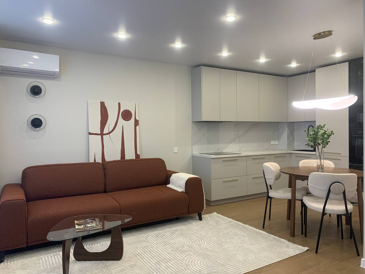 
Идеальная квартира 80 м² на 12 этаже для тех, кто ценит время и нервы: дизайнерский ремонт, мебель и техника уже на месте — никаких забот с ремонтом, просто переезжай и наслаждайся комфортом здесь и сейчас!

Квартира с очень удачной планировкой и очень качественной отделкой: большая кухня-гостиная 