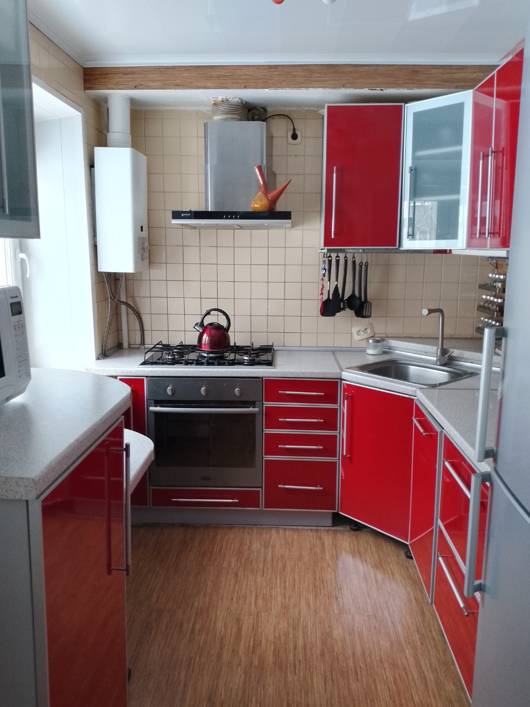 Продаётся 3х комнатная квартира в Роще.
Квартира тёплая и светлая, 2 изолированные спальни и одна комната совмещена с кухней.
Все окна выходят на одну сторону.
Отопление центральное, разводка труб идет с первого этажа, поэтому в квартире очень тепло.
Трубы отопления, которые под квартирой все новые.