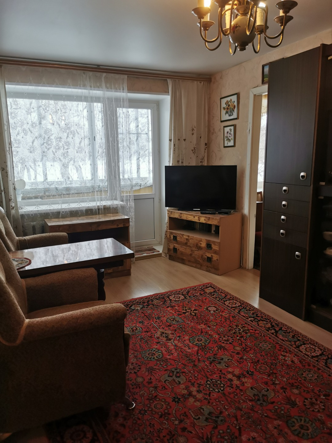 Теплая , уютная квартира в 10 минутах от площади Театральная. 
Хорошая инфраструктура района, рядом  магазины,театры , школа.
Квартира готова для проживания, продается с мебелью и техникой .
