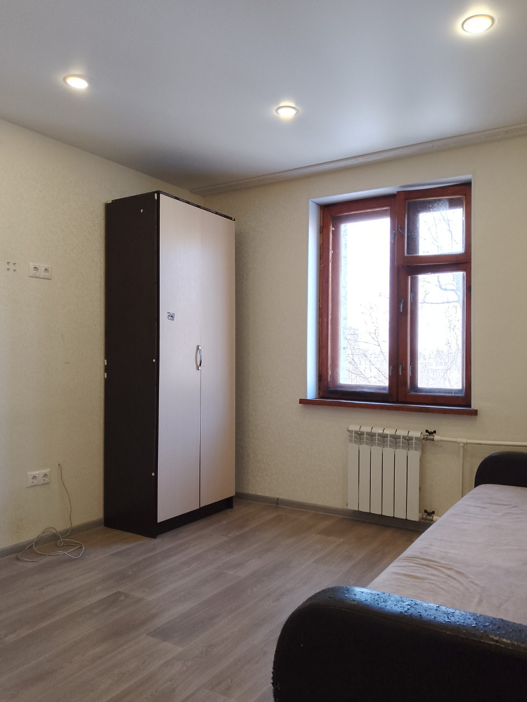 Продается Комната площадью 12 кв. М
Комната светлая и тёплая
Расположена в блоке из 2 комнат, где на этот блок ванная и туалет.
В комнате полностью сделан ремонт, поменяна проводка, батареи отопления, пол - ламинат, потолок натяжной.
Установлена добротная металлическая дверь.
Заезжай и живи.
Располо