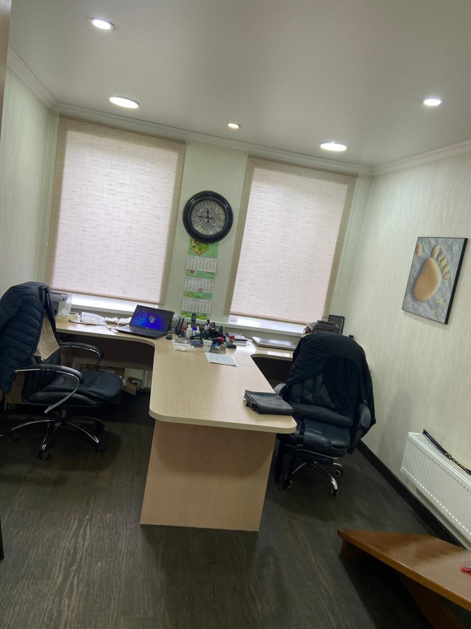 Нежилое помещение с отдельным входом.
Все центральные коммуникации - газ, вода, канализация.
Асфальтированный участок .
Можно использовать под офис, склад, для проживания сотрудников (гостиница, хостел), небольшого производства и т.д.
Документы оформлены. Здание и земля в собственности