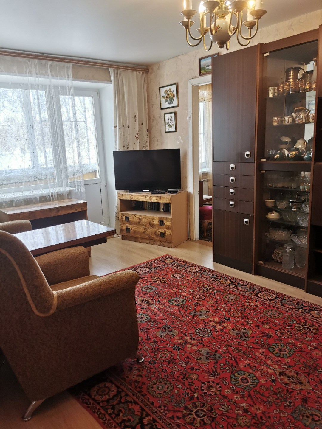 Продается хорошая квартира для семьи .
 Есть все необходимое для жизни , в том числе мебель и техника .
Удобное местоположение дома  . До площади  Театральная  одна остановка ,
до ул. Дзержинского 2 остановки . 

Квартира теплая ,сухая .
Стоит новая газовая автоматическая колонка.
Вы всегда будете с