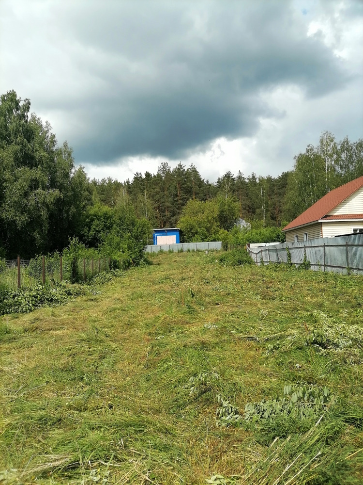 Продается земельный участок 11.5 соток . Рядом озеро .лес . В селе есть магазин . Отличное место для отдыха и постоянного проживания . В селе есть газ по улице ,Участок огорожен забором с двух сторон профлист ,с двух сторон сетка рабица.