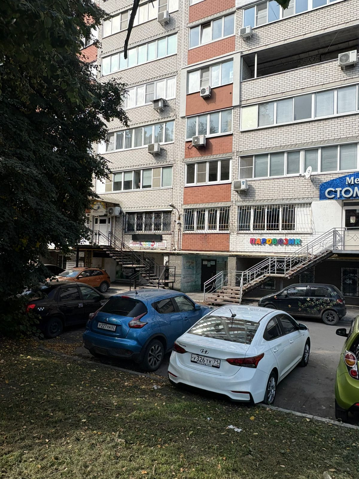 Сдается помещение в топовом месте горрощи - на улице Татарской. В локации большой жилой массив и скопление торговых точек, 1 линия домов, парковка напротив помещения. Помещение в хорошем состоянии, с индивидуальным отоплением, в нем 2 отдельных кабинета и большая зона ресепшен. 
Сдадим в хорошие рук