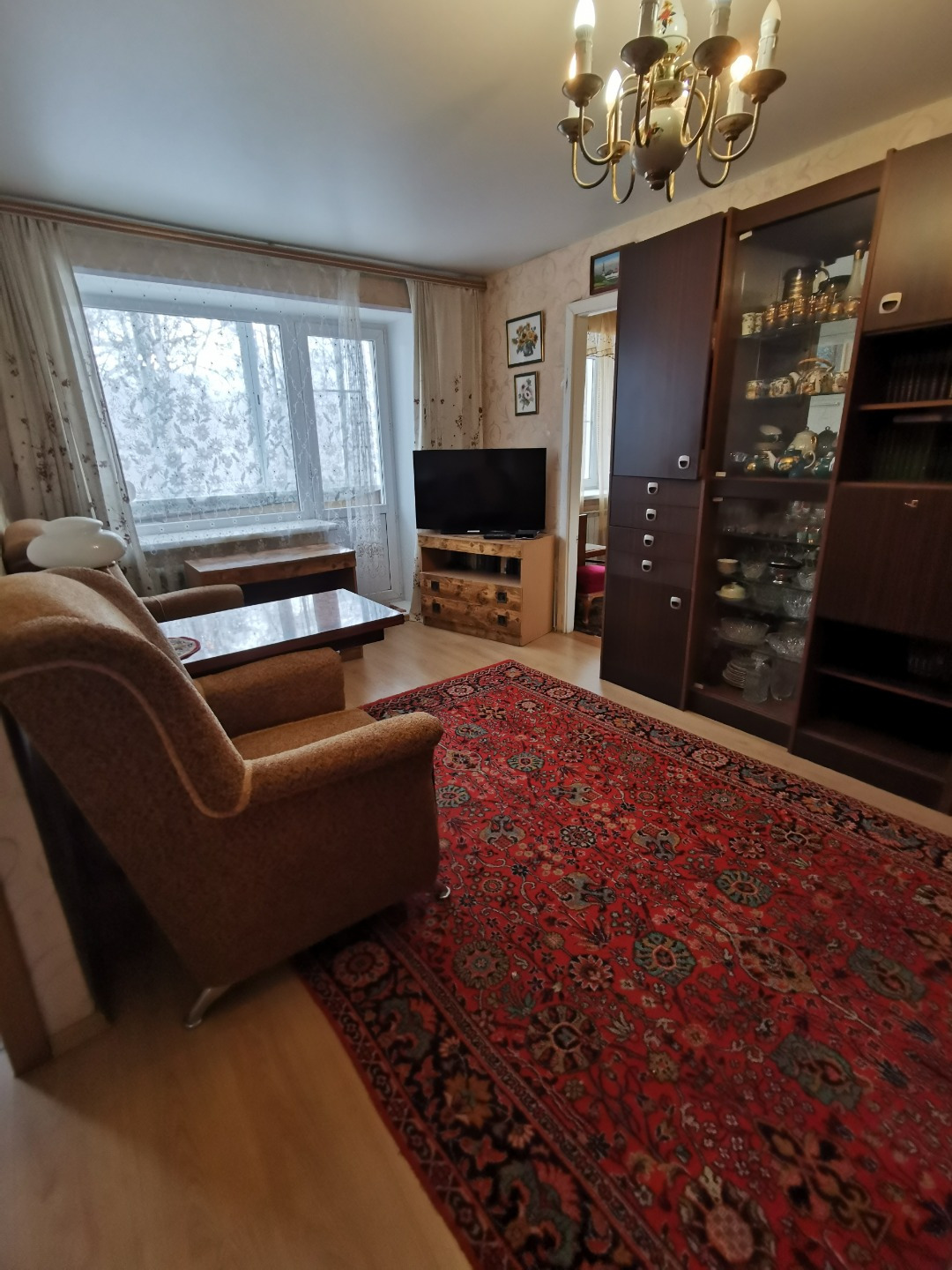 Продам квартиру теплую , светлую в 8 минутах от Театральной площади .
Кирпичный дом, хорошие окна и радиаторы , почти новая колонка . 
У вас всегда будет тепло и горячая вода .

С  ближайшей остановки  легко за 10 минут можно . попасть на улицы Дзержинского ,
Гагарина , площадь Ленина. 

Вся необход