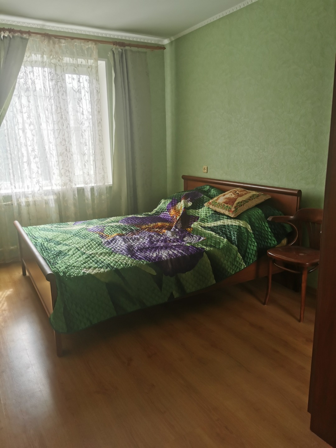 Продам квартиру от первых собственников .
Состояние хорошее . Остается мебель 
Есть кондиционер и бойлер .