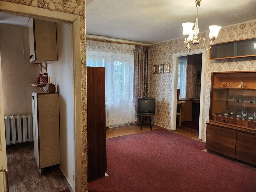 Продам квартиру в Приокском. 
Классическая хрущевка, требует ремонта, такой вариант отлично поддается перепланировке с удачными решениями, некоторые из которых предложил в планах.
В квартире имеется Советская мебель, которая может интересно съиграть и в современном интерьере.