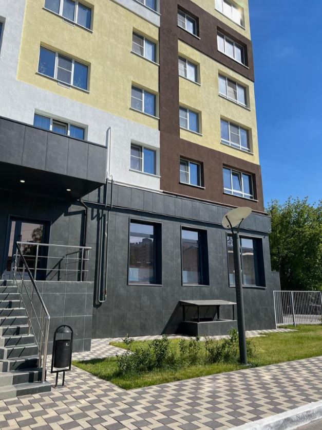 Видовая квартира 80 м² на 11 этаже в новом доме с индивидуальным отоплением. 

Квартира с очень удачной планировкой и очень качественной отделкой: большая кухня-гостиная 25,6 м² + три комнаты — никаких «лишних» метров, всё продумано для семьи.

11 этаж – панорамный вид на город без шума и пыли.

Два