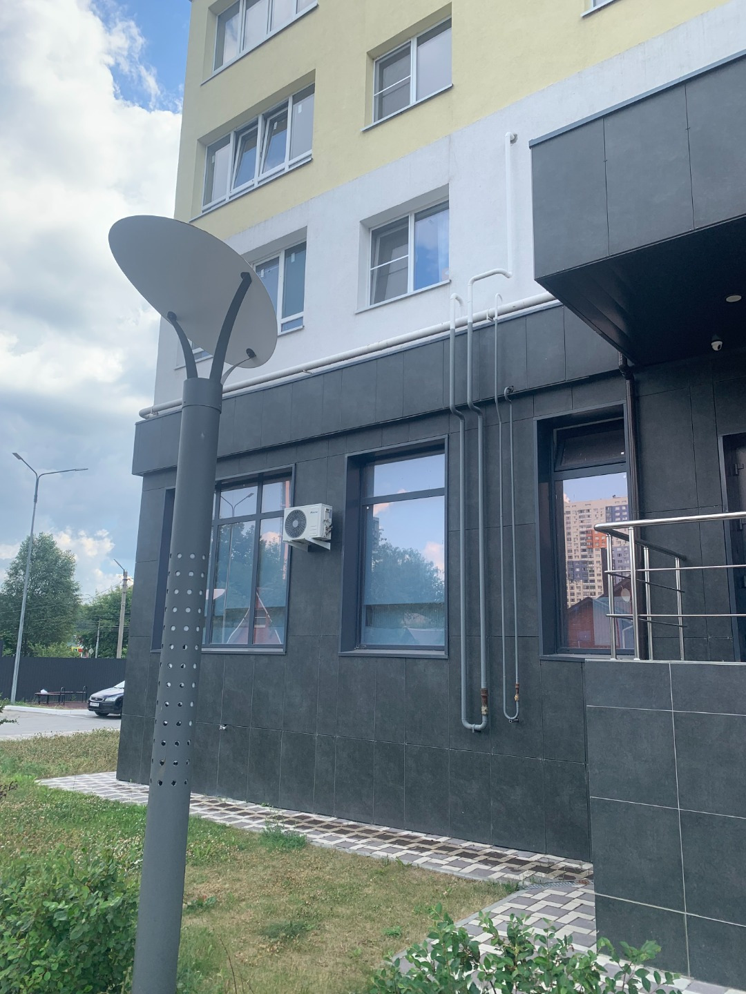 Видовая квартира 80 м² на 11 этаже в новом доме с индивидуальным отоплением. 

Квартира с очень удачной планировкой и очень качественной отделкой: большая кухня-гостиная 25,6 м² + три комнаты — никаких «лишних» метров, всё продумано для семьи.

11 этаж – панорамный вид на город без шума и пыли.

Два