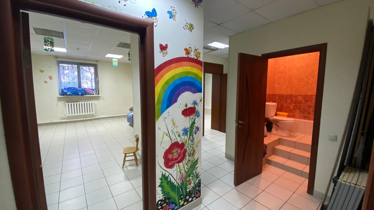 Сдается помещение в топовом месте горрощи - на улице Татарской. В локации большой жилой массив и скопление торговых точек, 1 линия домов, парковка напротив помещения. Помещение в хорошем состоянии, с индивидуальным отоплением, в нем 2 отдельных кабинета и большая зона ресепшен. Очень подходит под де