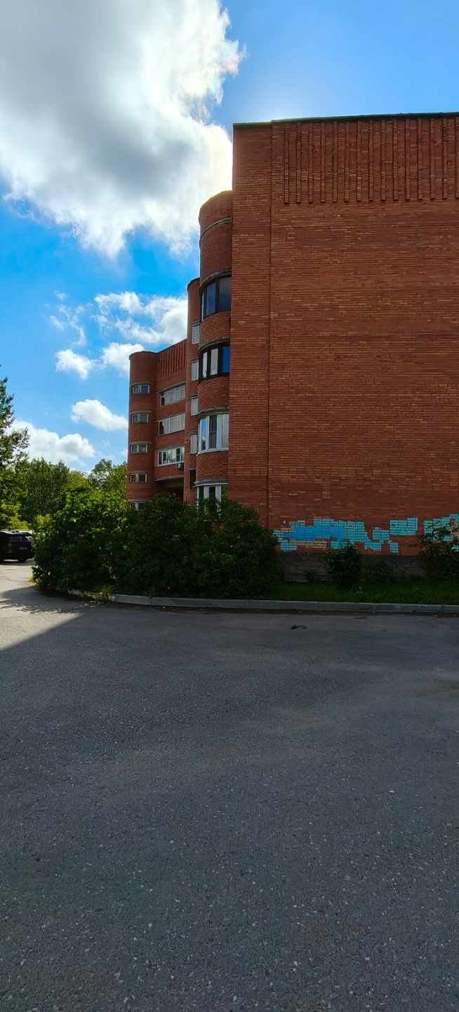 Продается 3-х комнатная квартира в Советском районе города

Дом кирпичный 1993 года постройки расположен в тихом районе городе недалеко от центра, на этаже всего 2 квартиры, за квартирой закреплена кладовка на техническом этаже

Планировка квартиры - 3 изолированные комнаты на разные стороны, квадра