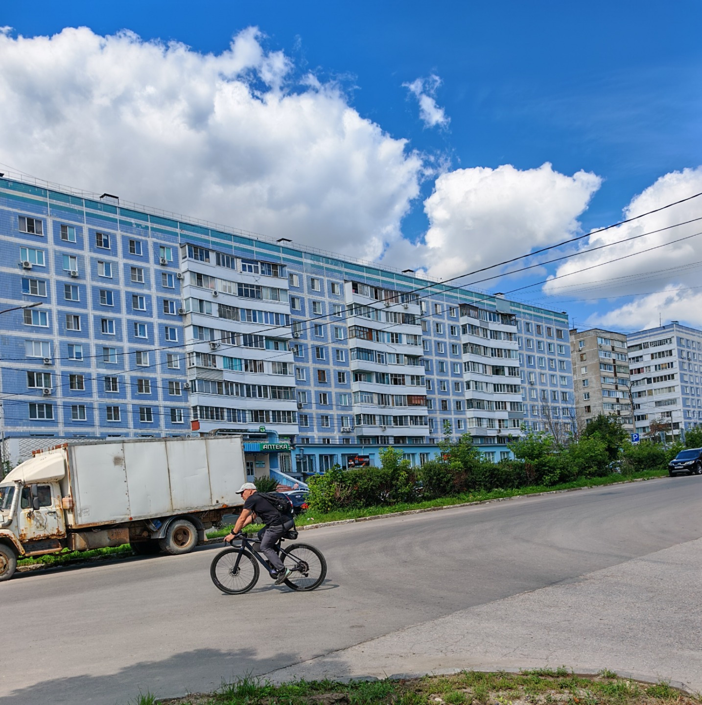Продам квартиру На Московском для семьи не зависимо от национальности   .
Удобное расположение .Остановка у дома .  В доме детская поликлиника .
Недалеко школа ,детские сады ,парк ,магазины .

Квартира очень светлая с хорошей аурой. Жили интеллигентные люди.
В квартире остается мебель и техника,в то