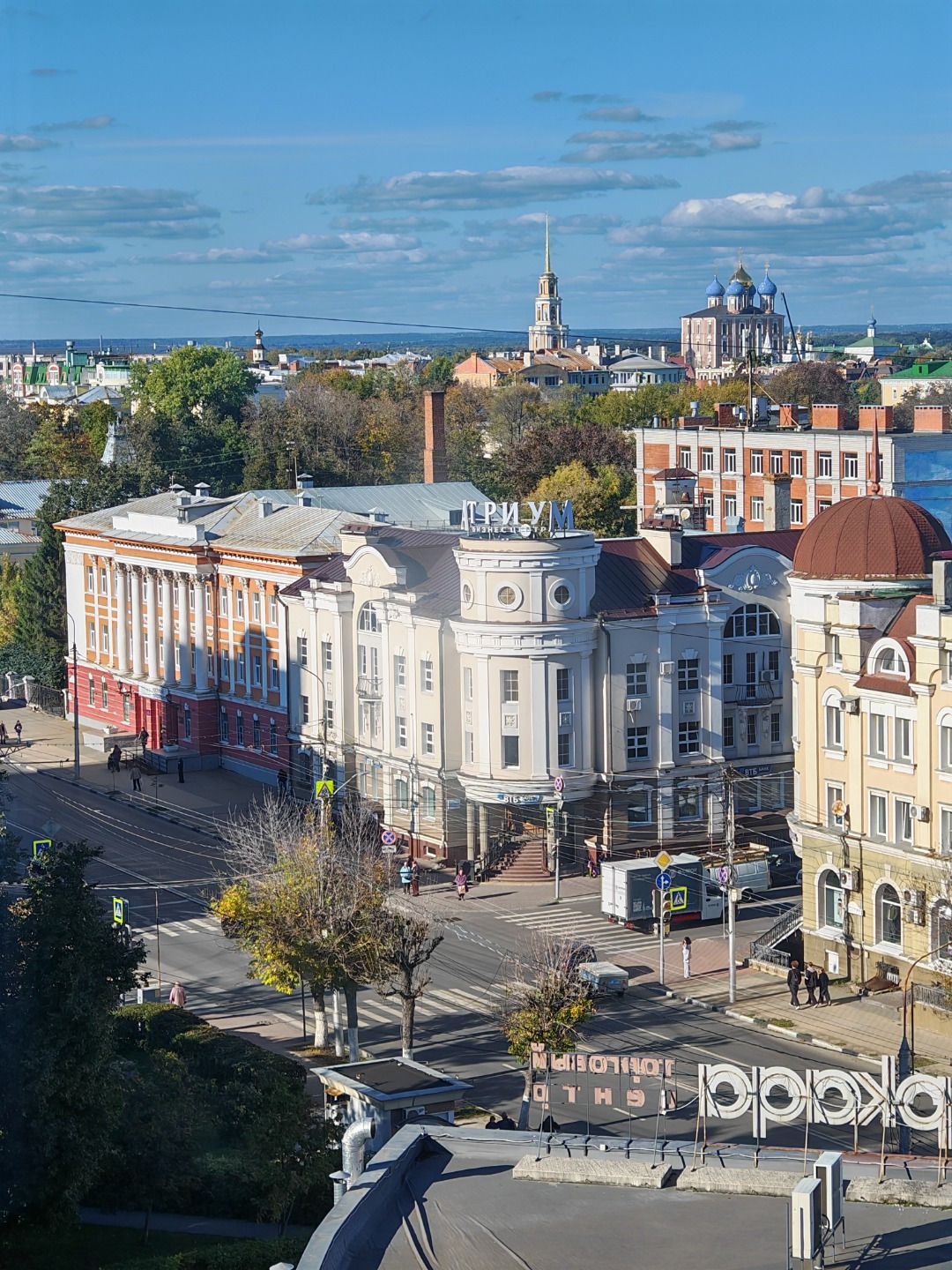 Продам квартиру в 5 минутах ходьбы от Театральной площади , 
в  историческом и культурном центре Рязани .

Подойдет как для молодой семьи , так и для одного человека ,
ценящих удобство местоположения и вида из окна.

В квартире остается мебель и техника .
Можно заехать и жить.
Возможны ипотека , мат